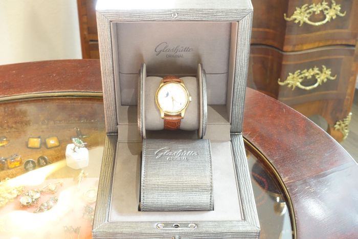 (12695) Glashütte Original Senator Mondphase- Panarama Datum, in 750/18 Kt. Gold