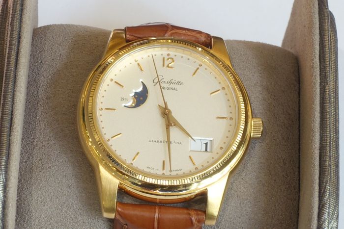 Glashütte Original Senator Mondphase- Panarama Datum, in 750/18 Kt. Gold