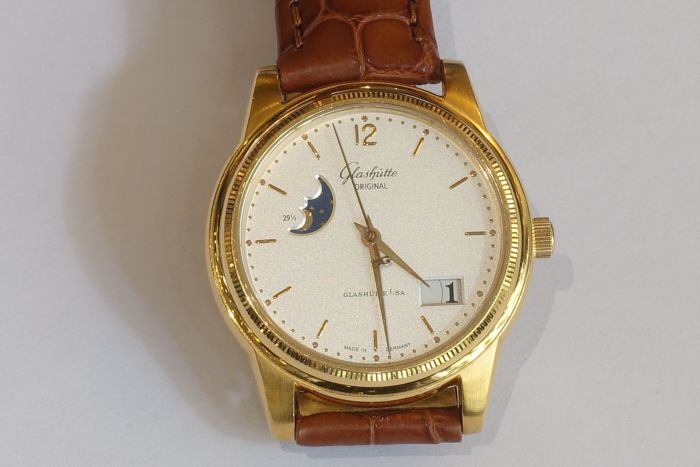 Glashütte Original Senator Mondphase- Panarama Datum, in 750/18 Kt. Gold